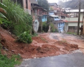 Chuva alaga ruas e causa deslizamentos em Nova Friburgo