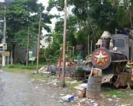 Carros alegóricos abandonados: limpeza de terreno marcada para o último sábado não foi realizada