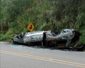 Carro capota e pega fogo em Amparo