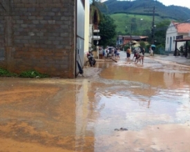 Chuva alaga ruas e lama invade casas na véspera do Natal em Amparo