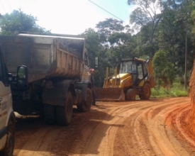 Prefeitura realiza obras de recuperação em estrada do Campo do Coelho