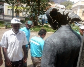 Estátua de Getúlio Vargas tem cabeça destruída 