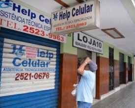 Centro da cidade ainda tem movimento fraco e lojas fechadas