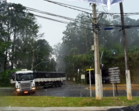 Carreta faz manobra proibida no trevo de Mury