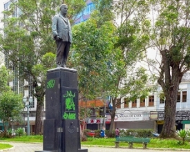 Estátua de Alberto Braune é alvo de pichadores