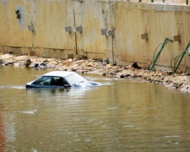 Motorista perde controle e carro cai no Rio Bengalas