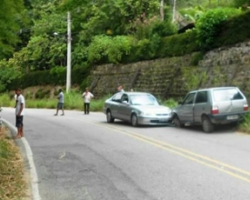 Carros colidem e caminhão tomba às margens da RJ-142