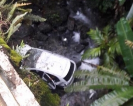 Carro cai em riacho na RJ-116 e uma pessoa morre