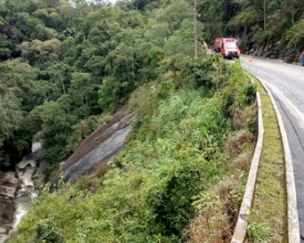 Homem é atropelado e cai em ribanceira em Mury