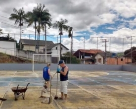 Moradores fazem mutirão para revitalizar quadra de esportes