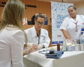 Advogados recebem dose de vacina contra gripe em campanha da Caarj