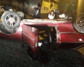 Carro cai em rua e deixa dois feridos no Alto de Olaria
