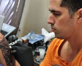Tatuador oferece mutirão de redesenho de mama