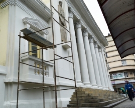Fachada do antigo Fórum passa por reforma e pintura