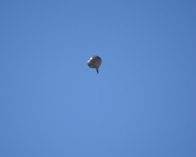 Balão é flagrado no céu de Olaria nesta segunda-feira