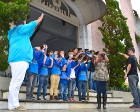 Alunos de Vargem Alta fazem apresentação em frente à Prefeitura