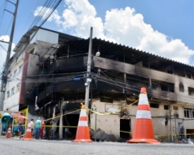 Famílias desocupam prédio no Prado destruído por incêndio