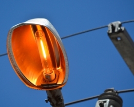 Sem iluminação pública, moradores precisam recorrer a lanternas