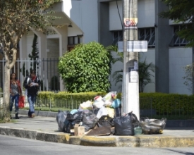 Reflexos da greve: produtos escassos, ruas vazias e muito lixo nas calçadas