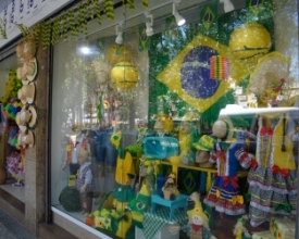 Tradição em ano de Copa, o verde e amarelo não tem sido visto enfeitando as ruas