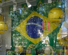 Copa 2018: com a saída do Brasil, o verde e amarelo, aos poucos, vão sumindo das ruas