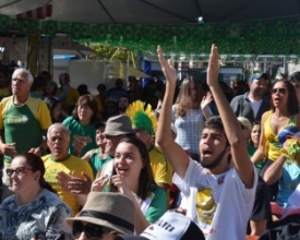 Telão no Suspiro faz a festa da Copa para centenas de friburguenses
