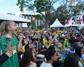 Cidade para e Suspiro lota para vibrar com os dois gols do Brasil