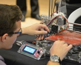 Robôs e impressoras 3D atraem olhares de curiosos no shopping