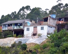 Risco de deslizamento iminente interdita 15 casas no Maria Teresa