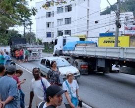 Colisão no trânsito causa congestionamento em avenida no Centro