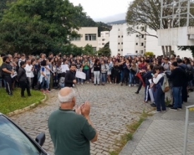 Contra cortes, estudantes da UFF, Cefet e Cederj fazem protesto em Friburgo