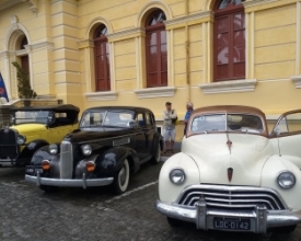 Mesmo com chuva, exposição reúne apaixonados por carros antigos