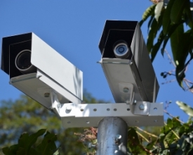 Câmeras nos sinais multam quase 80 motoristas por dia em Friburgo