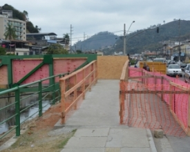 Mais polêmica: construção de rampa tira todo o espaço de calçada