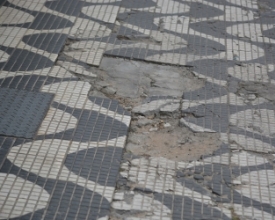 Pedestres reclamam da falta de rampas de acessibilidade e buracos nas ruas