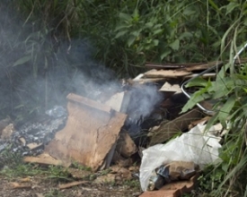 Queima de lixo põe em risco moradores e comerciantes do Bairro Ypu