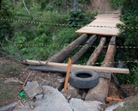 Ponte de madeira que liga bairro da Graça à Via Expressa é reformada