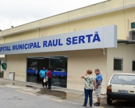 Poça d’água é obstáculo na nova recepção do Hospital Raul Sertã
