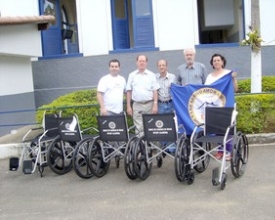 O Rotary Club Nova Friburgo Caledônia promoveu a entrega de cadeiras de rodas