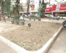 Praça Getúlio Vargas ainda exibe marcas do temporal