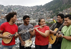 Grupo Chorando à Toa se apresenta no Teatro Municipal