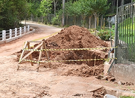 Buraco em frente ao antigo Cavs preocupa moradores da Ponte da Saudade