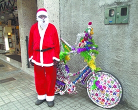 Um dos símbolos do Natal, Papai Noel ganha as ruas da cidade em novas versões