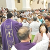 Fiéis católicos recebem as cinzas e  Campanha da Fraternidade é lançada