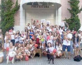 Após denúncias, manifestantes  protestam contra maus-tratos a cães