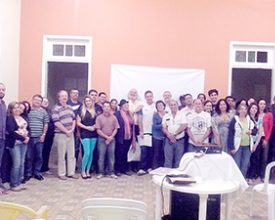 Dezenas de pessoas presentes à palestra do professor Evandro Ouriques em Amparo