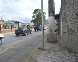 Tem um poste no meio do caminho...