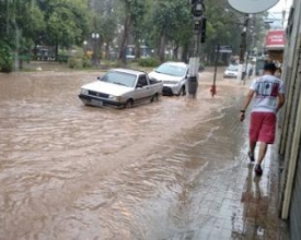 Temporal assusta friburguenses e provoca alagamentos em vários pontos da cidade