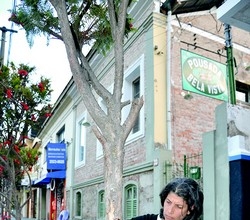 Mônica Araújo cria Land Art em Nova Friburgo