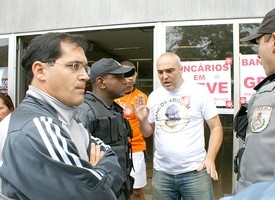 Banco fura greve e chama polícia para abrir agência